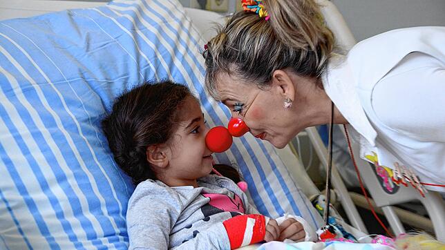 Regina Lorenz als Klinikclown Dr. Roberta Concerta auf der Kinderstation des St.-Elisabethen-Klinikums in Ravensburg.