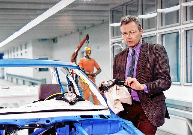 Dieses alte Foto zeigt Ingenieur Dieter Schaper in der Crash-Anlage der Firma Autoliv, wo die Airbag-Entwicklungen getestet wurden.