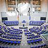 Ein Blick in den leeren Plenarsaal im Bundestag in Berlin. Nun hat der Bundesrat einem umfangreichen Energie-Gesetzespaket zugestimmt.