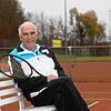 Rainer Kohler auf einer Bank auf einem der vier Tennis-Plätze des SV Litzelstetten. Der 77-Jährige ist und war die prägende Gestalt der ...