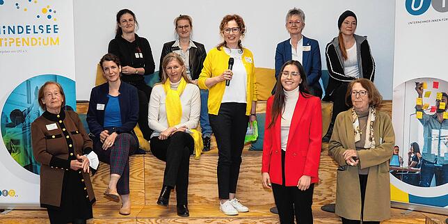 Beim Finale des Mindelsee-Stipendiums engagieren sich für mehr Frauen in der Wirtschaft (von links) Stifterin Sylvia Kalocsai, MdB Lina ...
