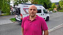 Zum Durchgangsverkehr auf den Bundesstraßen in Espasingen: Ortsvorsteher Andreas Bernhart hat während der Sperrung der Bundesstraße 34 ...