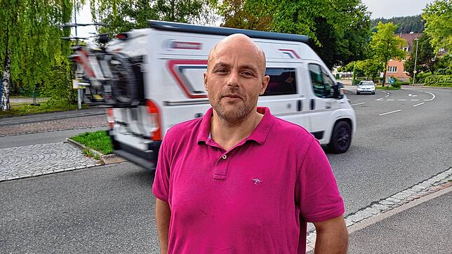 Zum Durchgangsverkehr auf den Bundesstraßen in Espasingen: Ortsvorsteher Andreas Bernhart hat während der Sperrung der Bundesstraße 34 ...