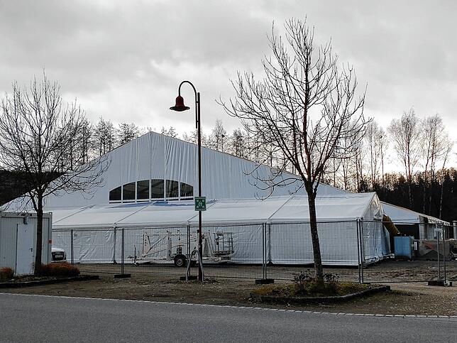 Die Leichtbauhalle in Rielasingen-Worblingen steht kurz vor der Fertigstellung. Sie soll noch in diesem Frühjahr bezogen werden.