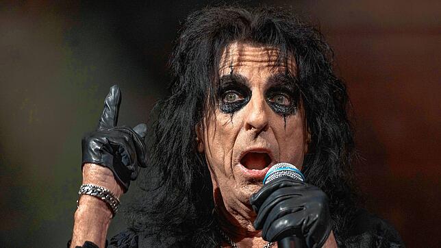 US-Rocker Alice Cooper tritt im Rahmen seiner Tournee 2025 beim Festival Stars in Town auf dem Herrenacker in Schaffhausen auf.