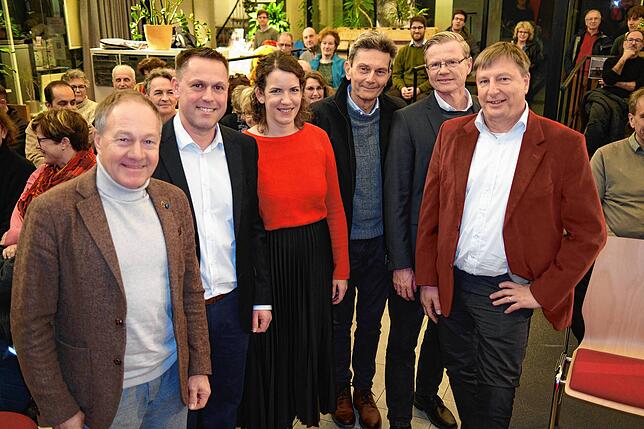 Die SPD-Größen in der Region mit ihrem prominenten Gast: (von links): Landtagsabgeordneter Hans-Peter Storz, Ortsvorsitzender Frank ...