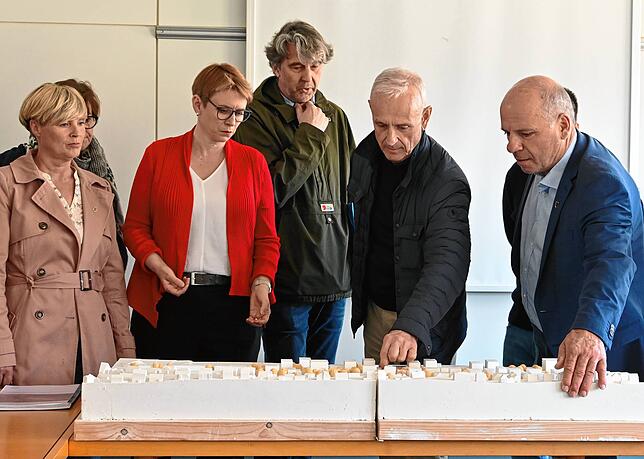 Projektleiter Thomas Sorg erläutert am bestehenden Modell des Wiener Architekturbüros Urbanek die Pläne für das Areal. Von links: Cindy ...