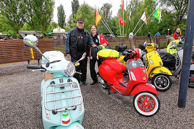 Bild 19: Vespa-Treffen am Bodensee: Am Kreuzlinger Hafen kommen drei Nationen zusammen