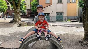 Fynn (7) und Leon (2) testen den Spielplatz auf dem Johannisplatz in Waldshut auf Herz und Nieren.