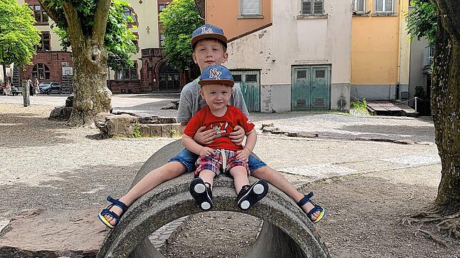 Fynn (7) und Leon (2) testen den Spielplatz auf dem Johannisplatz in Waldshut auf Herz und Nieren.