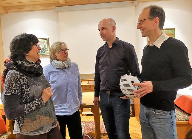 Nicole Schoernack-Zacke und Angelika Hartmann, beide aus Kluftern, diskutieren mit Bernhard Glatthaar (ADFC) und Frieder Staerke (VCD) ...