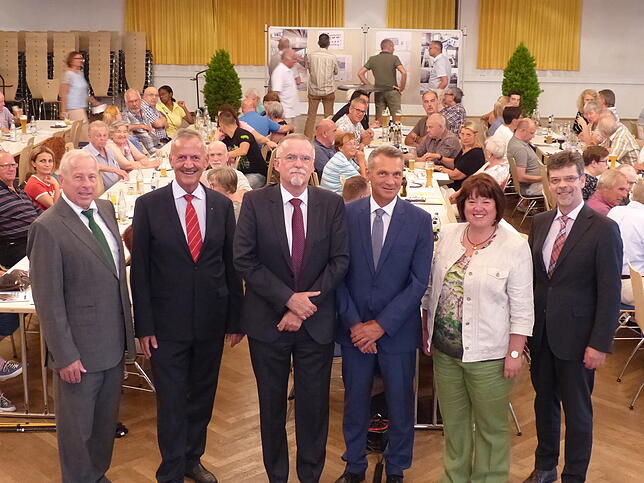 Die Mitglieder von Aufsichtsrat und Vorstand informierten in der Stadthalle Markdorf über die Aktivitäten der Baugenossenschaft ...