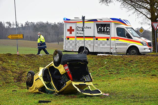 Von der Feuerwehr aus seinem Kleinwagen befreit werden musste der 86-jährige Autofahrer, der in diesem Fiat auf dem Dach liegen ...