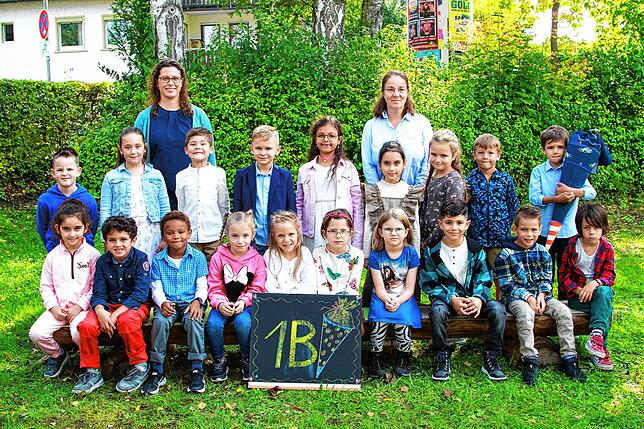Die Klassenlehrerin Frau Anna Heier-Eibach sowie Sonderpädagogin Katharina Stark mit ihrer Klasse 1b der Haidelmoosschule.