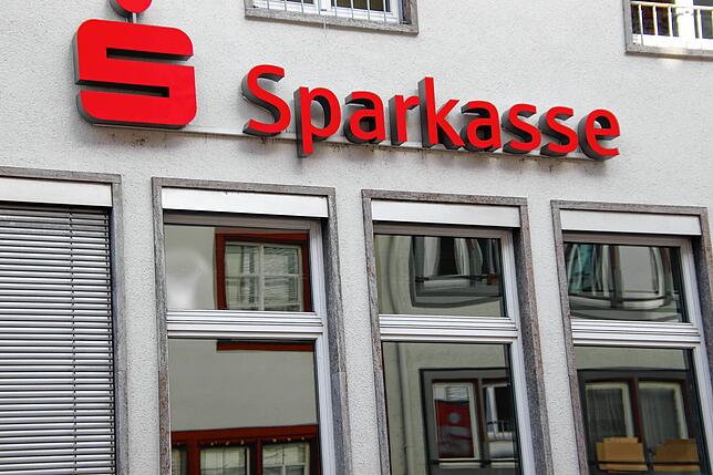 Blick auf die Sparkassen Hauptstelle in der Gerberstraße.