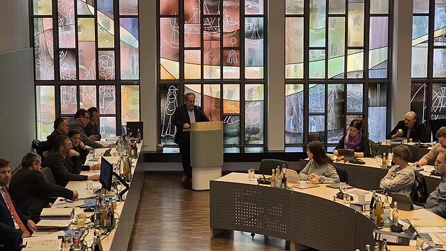 Oberbürgermeister Simon Blümcke bringt den Doppelhaushalt 2025/26 in den Gemeinderat ein und erläutert die Eckpunkte.