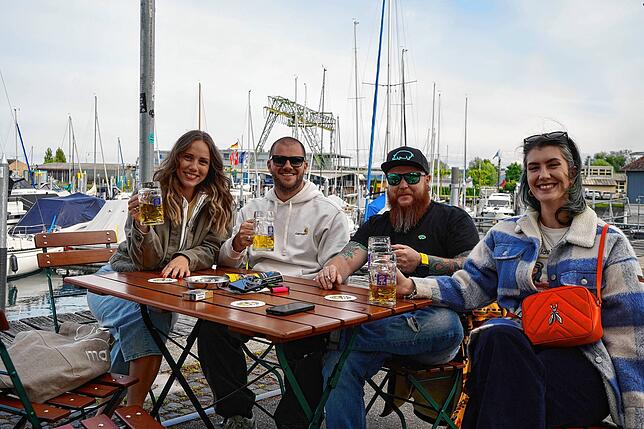 Lisa Schlusemann, Simon Gühnemann, Marcel Simar und Radka Vystrcilova (von links nach rechts) genießen die Abendstimmung an der ...