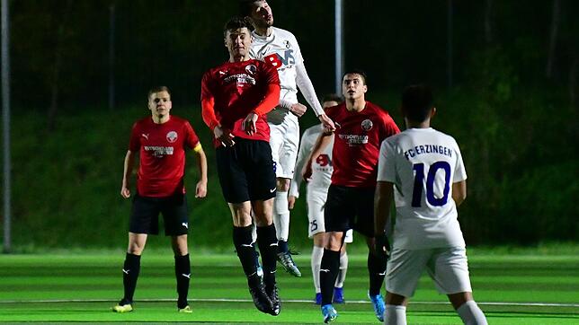 Klare Sache: Hasan Faslak (hinten, im Kopfballduell mit Philipp Jedlicka) setzte sich mit dem FC Erzingen deutlich mit 4:1 gegen den ...