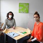 Auch mit Maske und hinter dem Infektionsschutz aus Plexiglas sind Inka Kielholz (links) und Theresa Baumgärtner für Hilfesuchende da. ...