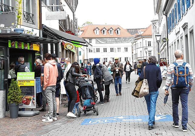 Für Essen zum Mitnehmen stehen die Leute auch mal an, wie beispielsweise hier in der Konstanzer Wessenbergstraße.