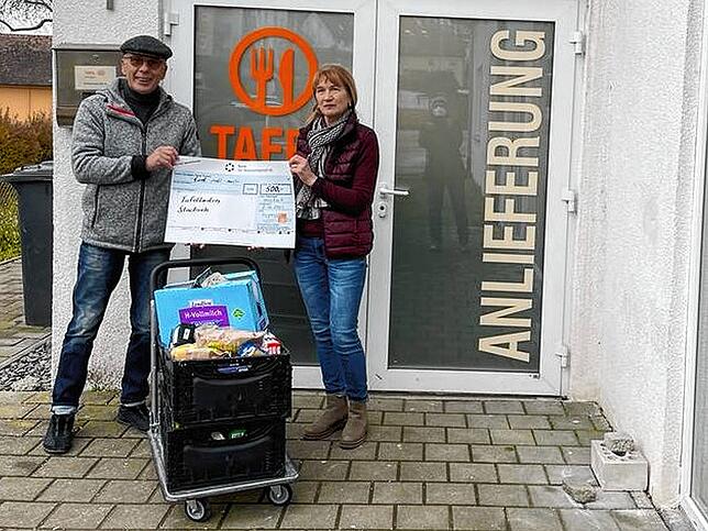 Pfarrer Reiner Damerow von der Neuapostolischen Kirche Stockach überreicht Margot Kammerlander eine Geld- und Lebensmittel-Spende.