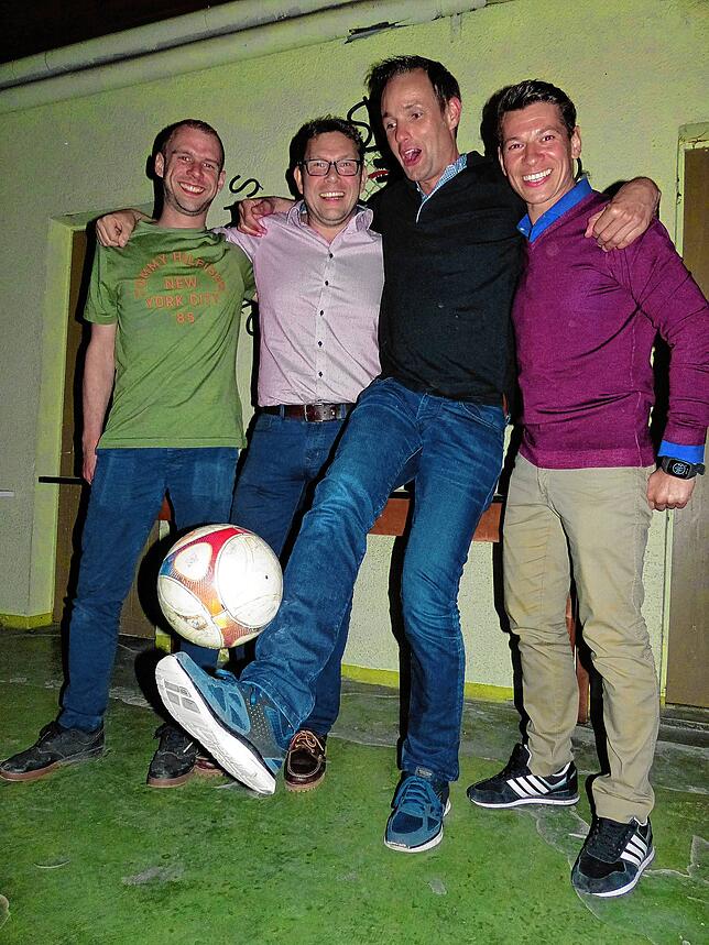 Am Ball: Marc Schmucker (Dritter von links) wurde 2018 vom Vorsitzenden Klaus Gommeringer (links neben ihm) für langjährige Treue ...