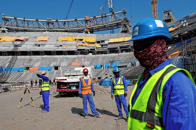 Bauarbeiter arbeiten 2019 am Lusail-Stadion. Wegen der Arbeitsbedingungen stand Katar immer wieder in der Kritik.