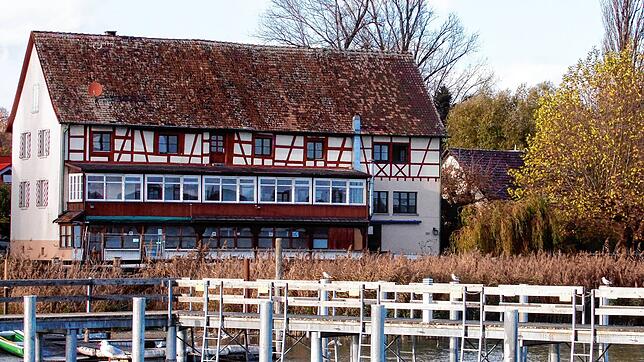 Markant steht das Hotel Schlössli am Seeufer von Horn in der nähe der Hafens. Die Ursprünge des teilweise unter Denkmalschutz stehenden ...