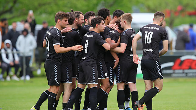 Die Spieler des SC Konstanz-Wollmatingen bejubeln das Tor des Tages.