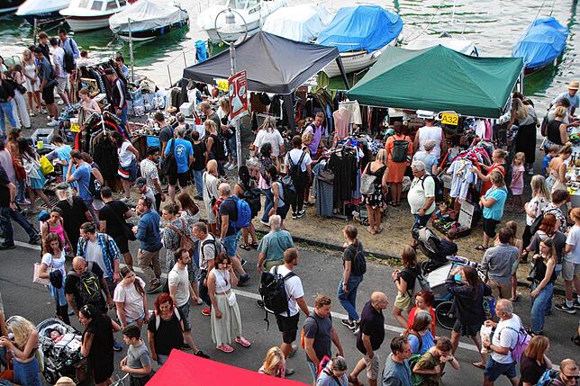 Bild 19: Run auf den großen Flohmarkt mit mehr als 1000 Ständen in Konstanz