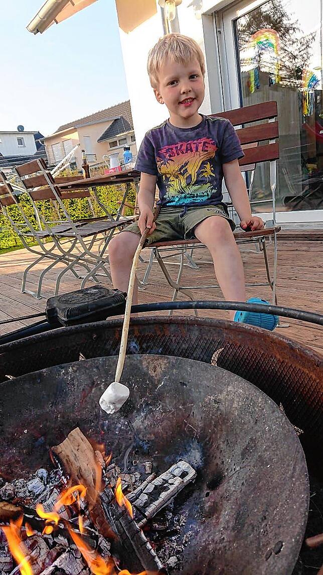 Lagerfeuer und gegrillte Marshmallows – für Moritz gibt es gerade fast nichts Besseres.