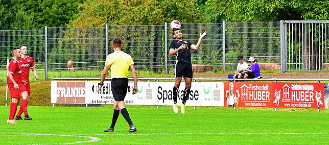 Bild 1: Für Felix Schwarzwälder vom FC Wallbach wäre ein Bezirksliga-Derby in der Stadt durchaus reizvoll