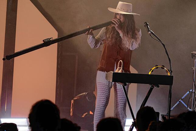Stephanie Widmer hat auch ein Didgeridoo dabei.