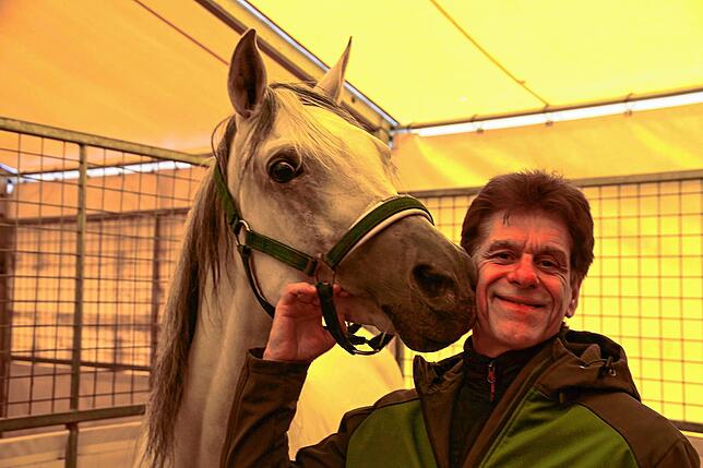 Tierlehrer Hans-Ludwig Suppmeier ist im Zirkus Krone geboren und aufgewachsen. Er verbringt bereits sein ganzes Leben mit den Pferden, ...