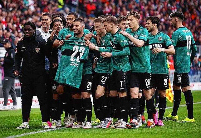 Stuttgarter Jubeltraube in Freiburg: Nach dem frühen 1:0 durch Deniz Undav (mit Trikot von Dan-Axel Zagadou) grüßten die VfB-Spieler ...
