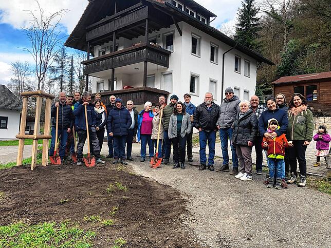 Gemeinderatsmitglieder und Verwaltungsleitung nach der Pflanzung der neuen Linde in Küssnach.