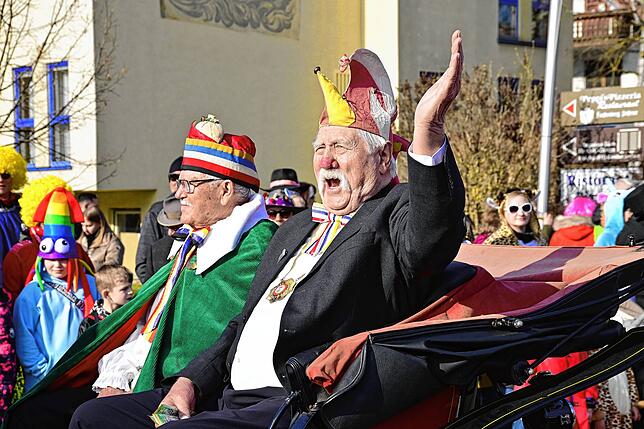Bild 9: Narrenzunft Bad Dürrheim lässt sich zum 100-jährigen Bestehen kräftig feiern
