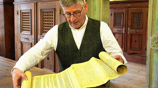 Stadtarchivar Walter Liehner mit einer Pergamentrolle. Er arbeitet seit 37 Jahren im Stadtarchiv.