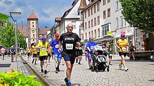 2900 Teilnehmer schnüren die Laufschuhe und laufen am Sonntag, 20. Juli, in Villingen für den guten Zweck. Am Ende kommen 15.328 Runden ...