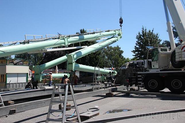 Vom 50 Metern hohen Jupiter-Riesenrad ist nicht mehr viel zu sehen. Viele Helfer waren am Dienstag fleißig mit Kran und Transportern ...