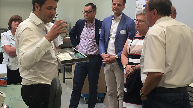Christian Metz (links), einer der drei geschäftsführenden Gesellschafter von Metz Connect, stellt den Besuchern die Unternehmensgruppe ...