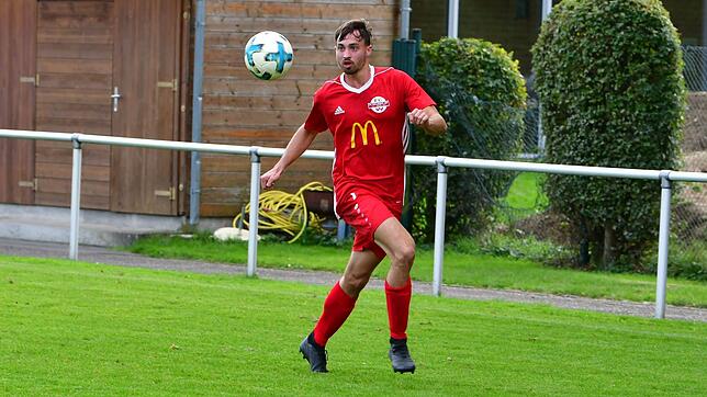 Reiselustig: Dennis Heinemann vom FC Wallbach will spätestens nach seiner Weiterbildung zum Betriebswirt wieder die Koffer packen. Sein ...