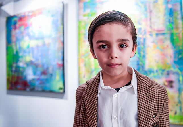Mikail Akar (7) in einer Hamburger Galerie &ndash; seit er im Alter von vier Jahren eine Leinwand und Fingerfarben geschenkt bekam, ...