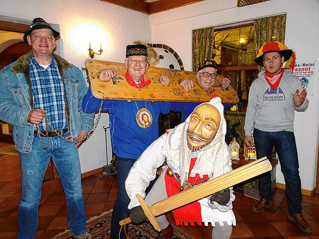 2017: Noch sind sie gut gelaunt, obwohl sie schon im Schandbrett stecken (von links): Fürsprecher Viktor von Scheffel (Bernd Wild), ...