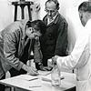 Grippeimpfung 1972 in der Brennet AG: Links ein Belegschafter, der sich die Unterlagen anschaut, rechts der Werksarzt, der gleich impfen ...