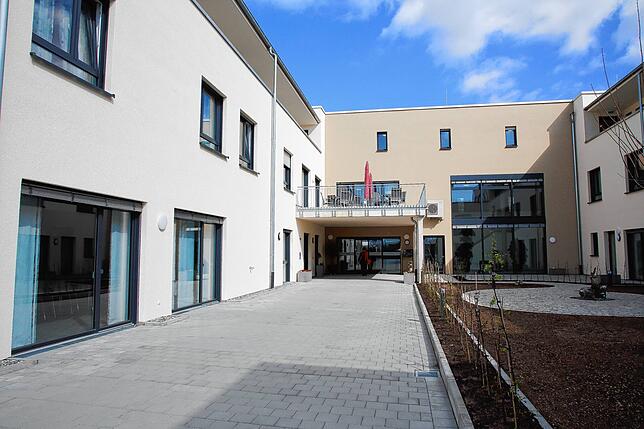 Heimleiterin Isabella Dix und Pflegerdienstleiter Bogdan Iclim vom Seniorenzentrum Aachquelle in Aach sind ein gutes Team
