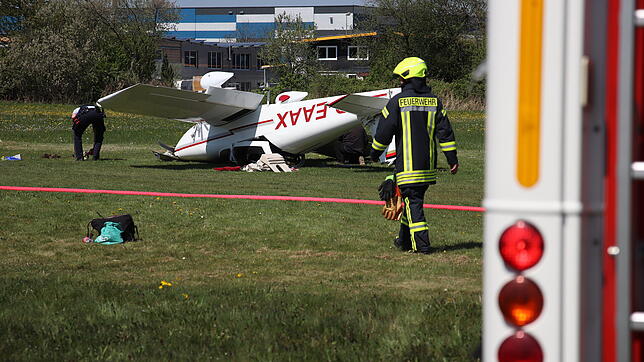 Feuerwehr und Polizei im Einsatz: Vermutlich wegen eines Bodenhindernisses überschlug sich am Mittwoch diese zweisitzige ...