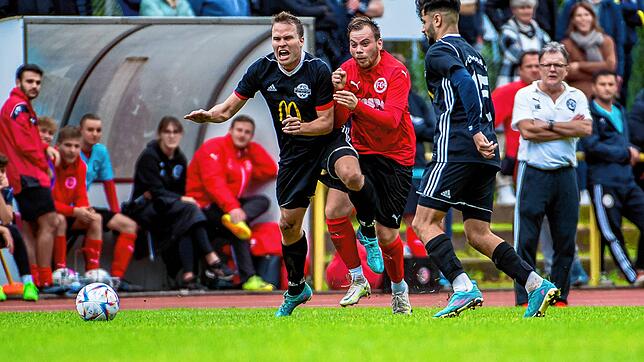 Zur Sache: Hart, aber fair ging es beim 1:1 im Derby zwischen dem FC 08 Bad Säckingen und dem FC Wallbach zu. Der Wallbacher Matthias ...