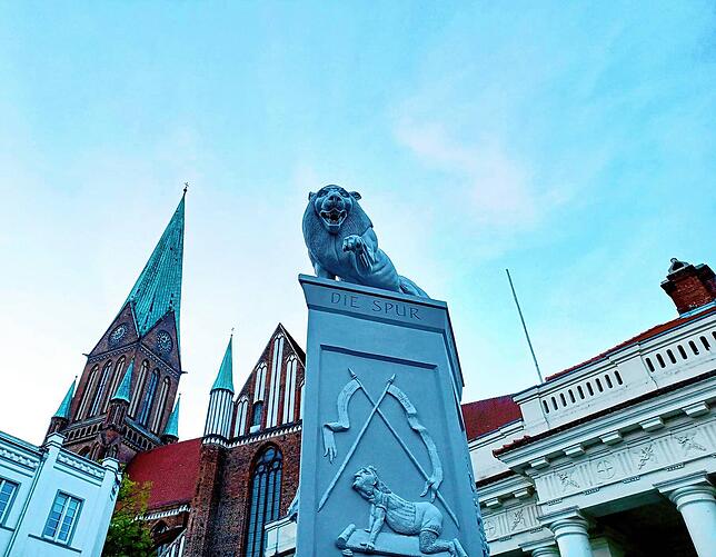 Hoch über dem Schweriner Marktplatz thront heute die Löwenskulptur von Peter Lenk.