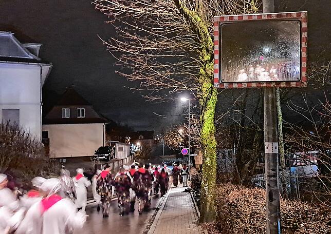 Die Narro-Zunft zieht früh morgens lärmend durch die Straßen von Waldshut und läutet auf diese Weise die närrische Zeit ein.